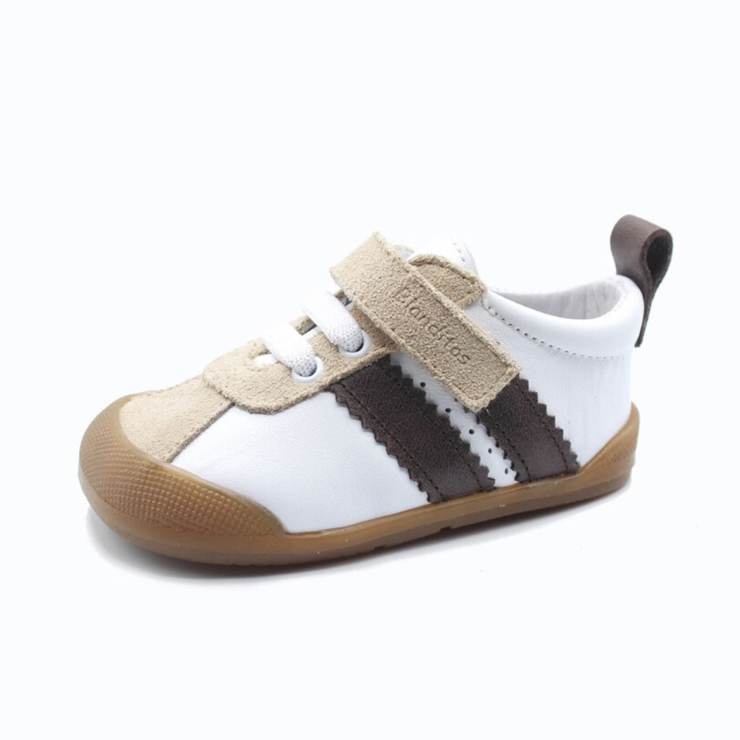 bebe juega con sus pies