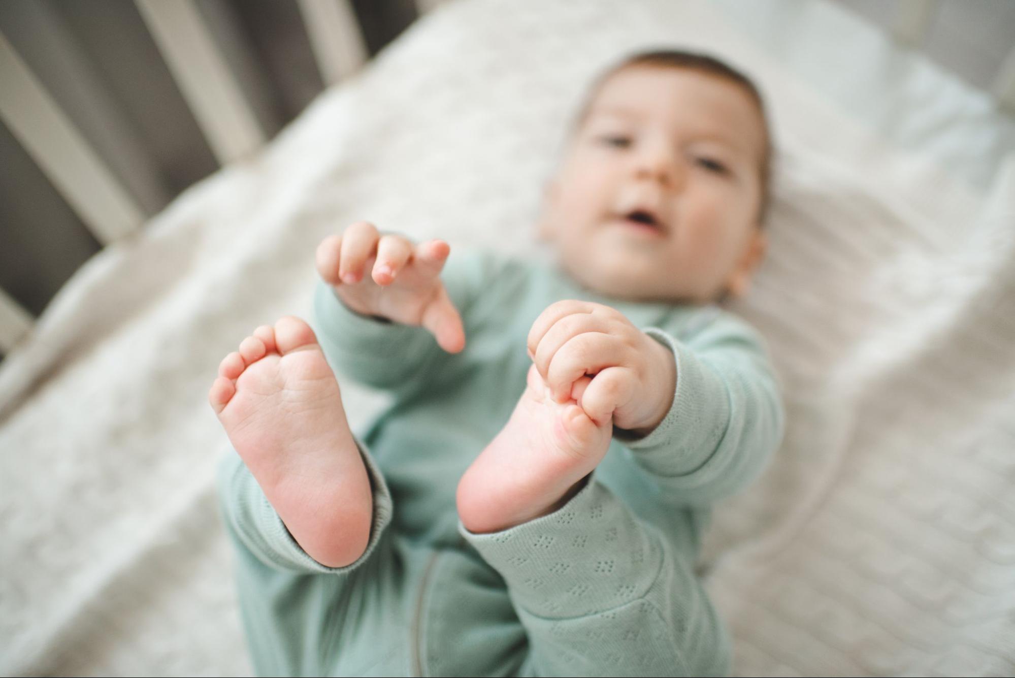 cuando se descubren los pies los bebes