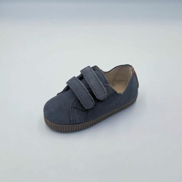 Tenis correa de la marca Batilas, modelo 538/030M en color gris
