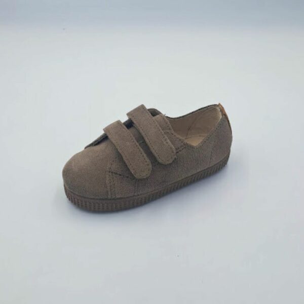 Tenis correa de la marca Batilas, modelo 538/030M en color taupe
