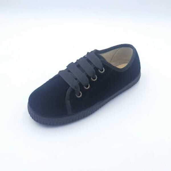 Tenis cordón falla terciopelo de la marca Batilas, modelo 53551 en color negro