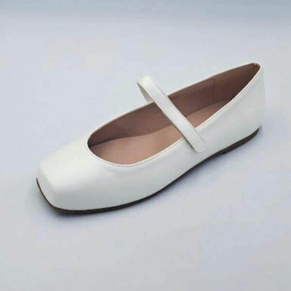 Zapatos de vestir de la marca Titanitos modelo Manolita en color blanco